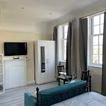 Cosy Studio With Full Facilities.